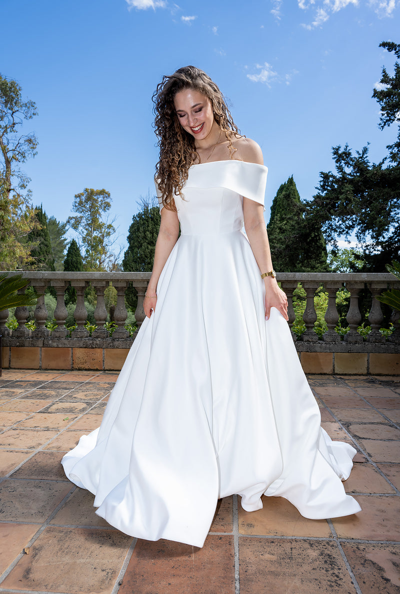 Robe de mariée OLYMPIA, princesse en satin à décolleté bardot, atelier AM LUX COUTURE à Lyon