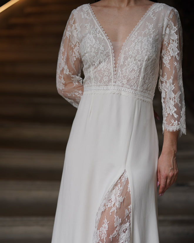 Robe de mariée LYDIA, décolleté en V et manches longues en dentelle de Calais sur une jupe en soie, collection Douceur de Soie, AM LUX COUTURE à Lyon