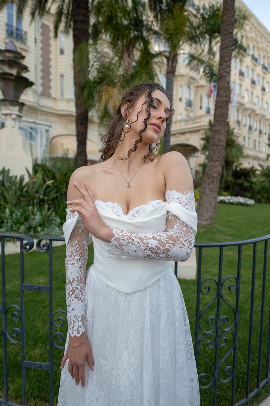 Robe de mariée ALTHÉA, princesse en dentelle à corset et manches amovibles, collection Perle d’Azur, AM LUX COUTURE à Lyon