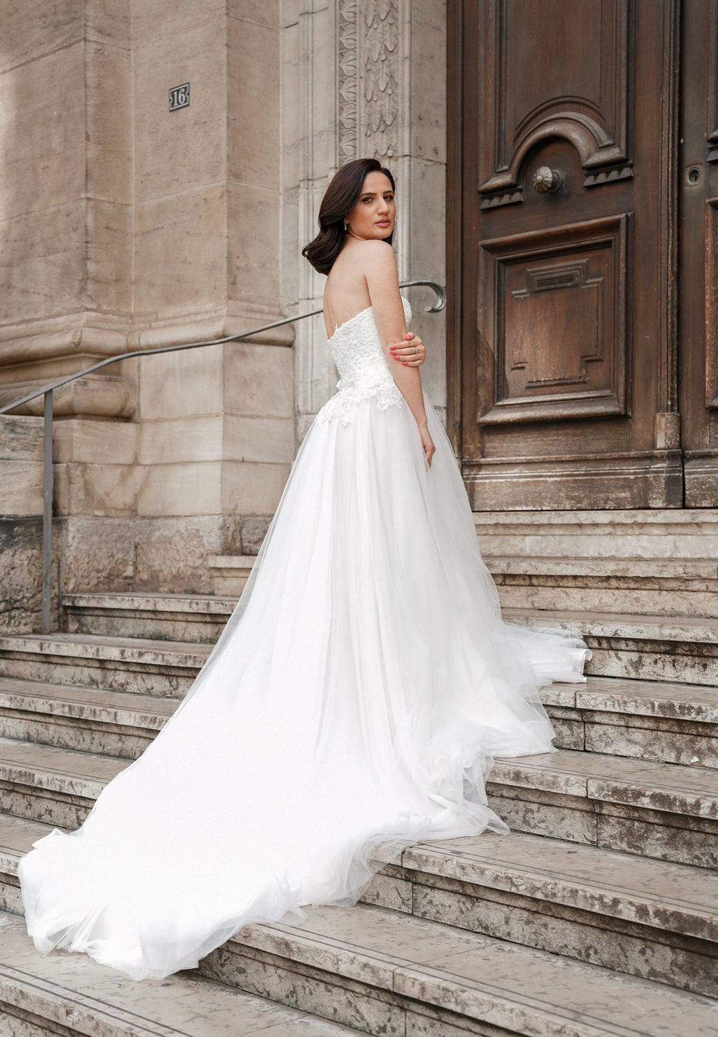Robe de mariée AURORE, bustier en dentelle et jupe en tulle à traîne cathédrale, collection Éclat Royal d’AM LUX COUTURE à Lyon