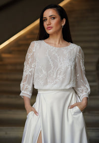 Haut de mariée ELARA en soie brodée transparente à manches longues, plan taille de face, atelier AM LUX COUTURE à Lyon
