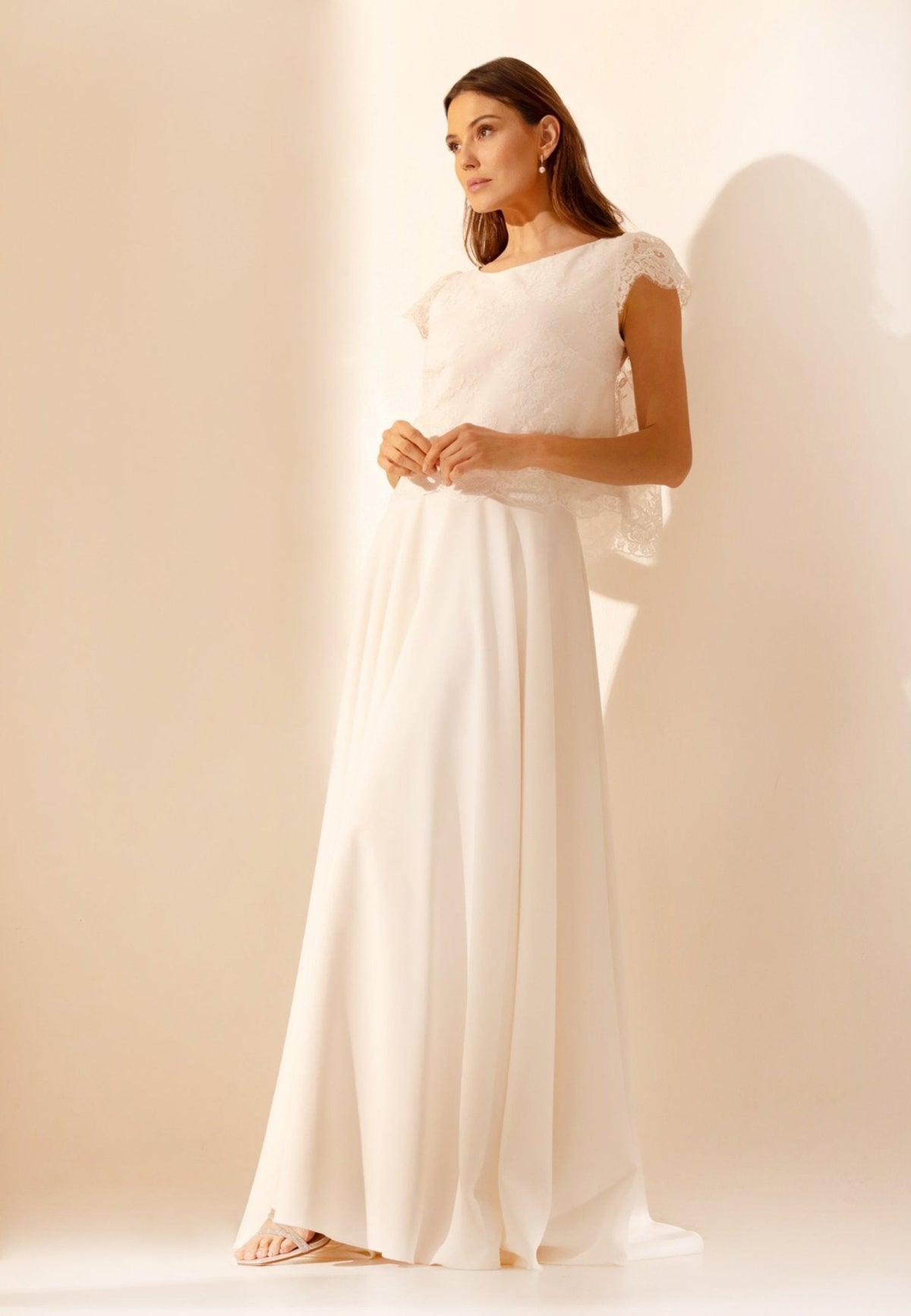 Haut de mariée PAULINE en dentelle transparente porté sur une jupe fluide, vue de face, atelier AM LUX COUTURE à Lyon