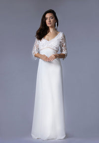 Robe de mariée RILEY en dentelle florale, manches trois-quarts et taille haute, vue de face, atelier AM LUX COUTURE à Lyon