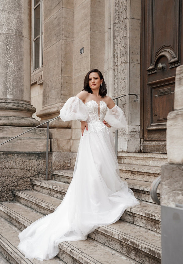 Robe de mariée princesse CAMELLIA, corsage en dentelle et manches bouffantes amovibles, vue de face, AM LUX COUTURE à Lyon