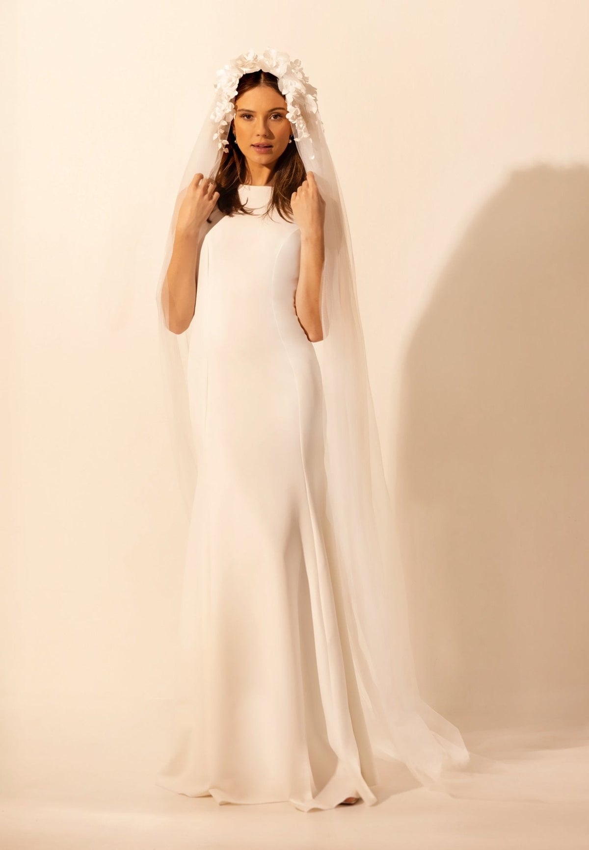 Voile de mariée ÉLOISE aux fleurs satinées 3D porté avec une robe fourreau, vue de face, AM LUX COUTURE à Lyon