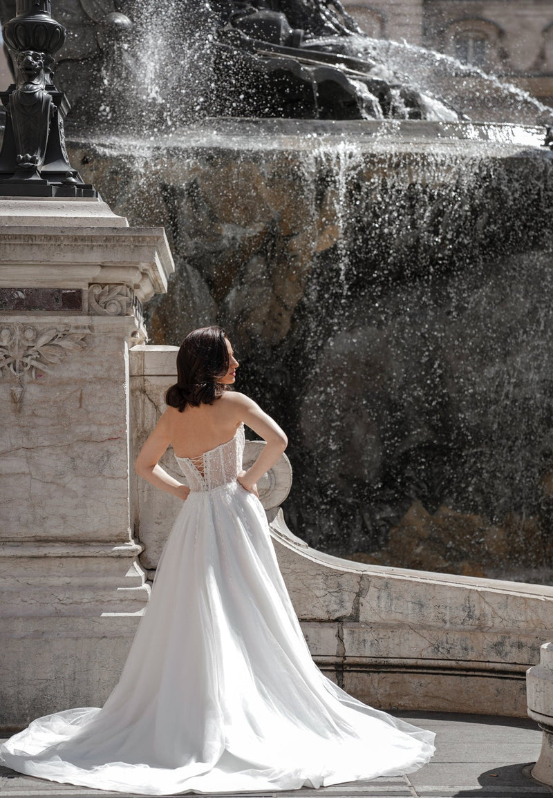 Robe de Mariée Elysia – Élégance Scintillante et Féminité à Lyon - AM LUX COUTURE