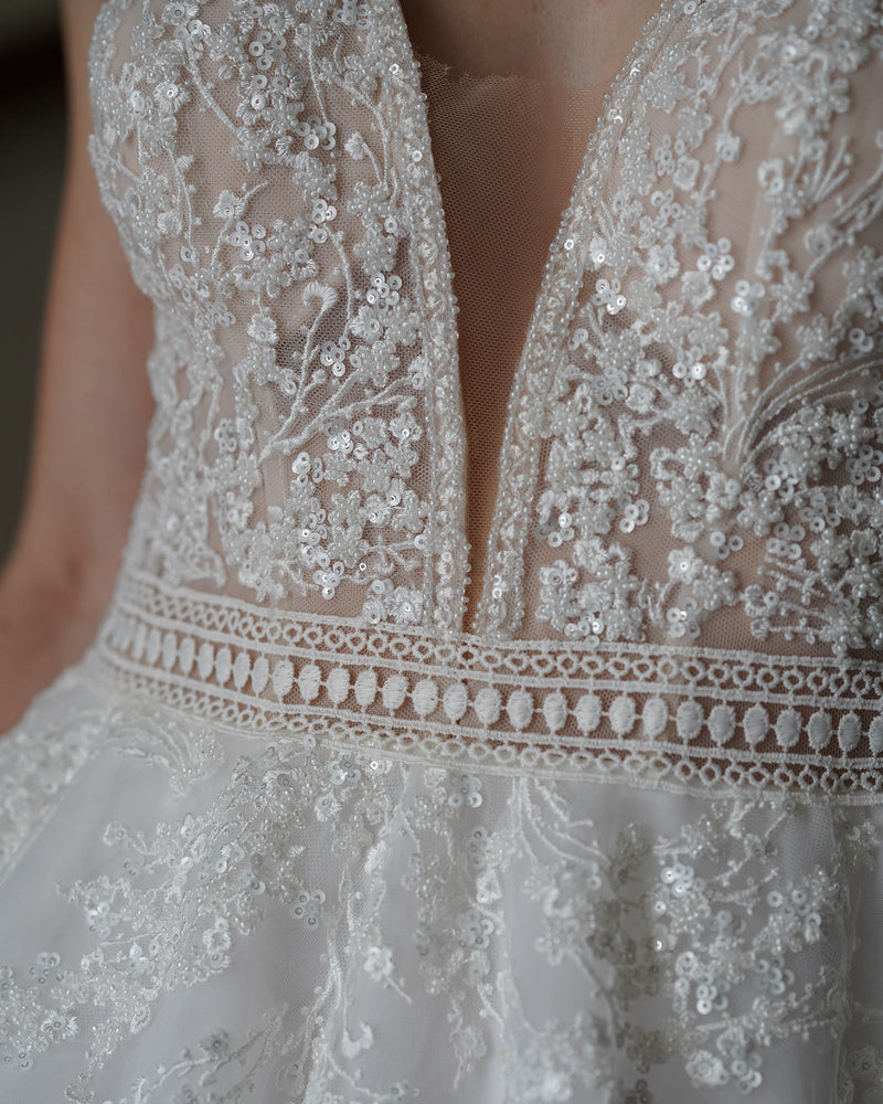 Détail du bustier en dentelle perlée de la robe de mariée ISALIA, collection Éclat Royal, AM LUX COUTURE à Lyon