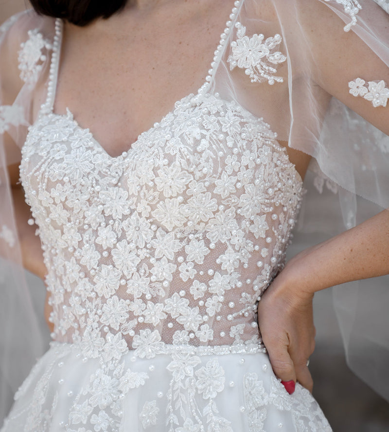 Corsage perlé et dentelle rebrodée de la robe CLÉOPÂTRE, savoir-faire de l’atelier AM LUX COUTURE à Lyon