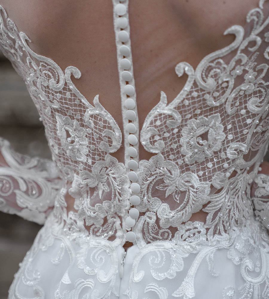 Dentelle brodée et colonne de boutons recouverts, finitions cousues à la main, collection Éclat Royal