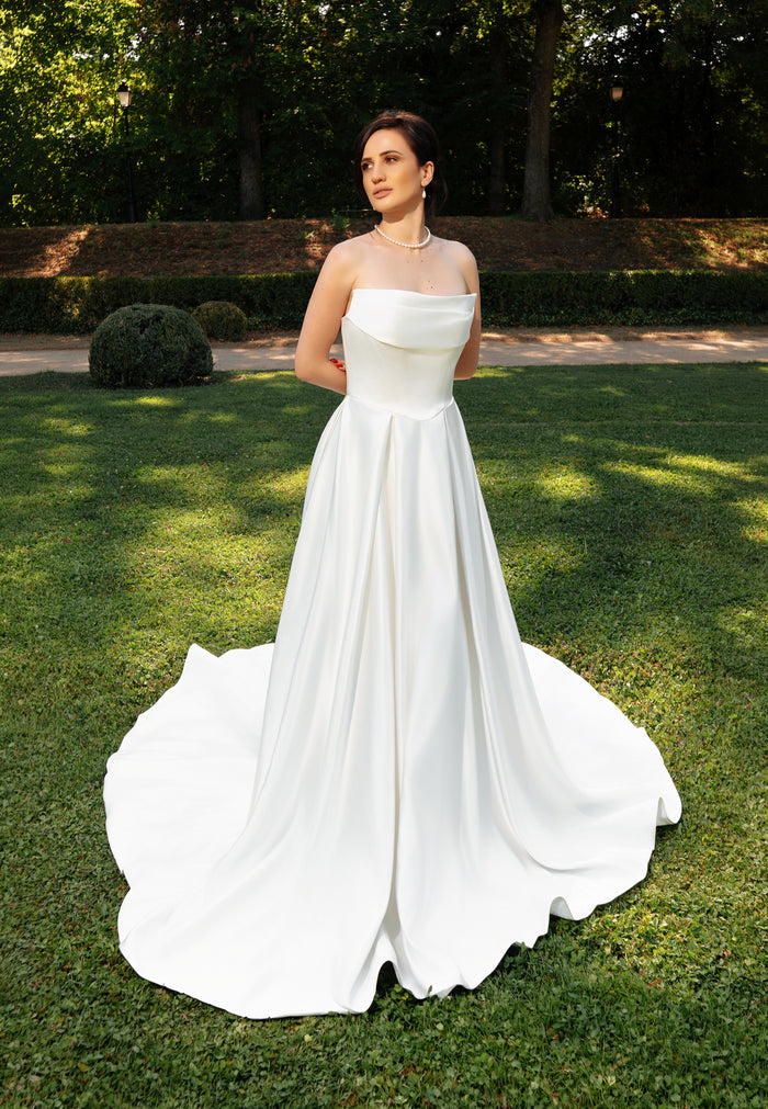 Robe de mariée AZÉLIA, modèle princesse en satin avec bustier drapé et longue traîne, vue de face