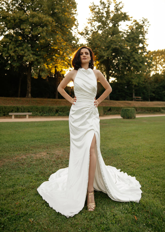 Robe de mariée MIRELLA, fourreau en satin drapé avec fente, vue de face