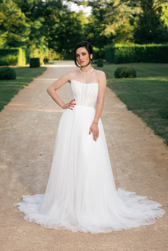 Robe de mariée MONICA évasée en tulle plissé avec bustier corseté, photographiée de face