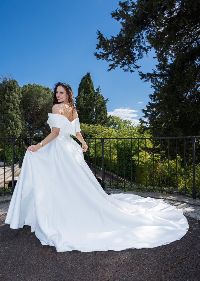 Robe de Mariée Olympia – Robe Princesse en Satin avec Décolleté Bardot Couture