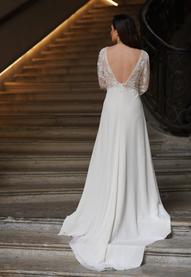 Robe de mariée LYDIA – dentelle de Calais et jupe en soie avec fente élégante