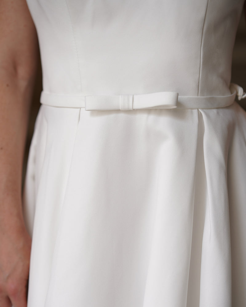 Robe de mariée ALMA – coupe minimaliste avec décolleté en V, AM LUX Couture Lyon Paris