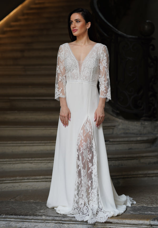 Robe de mariée LYDIA – décolleté en V en dentelle de Calais, AM LUX Couture