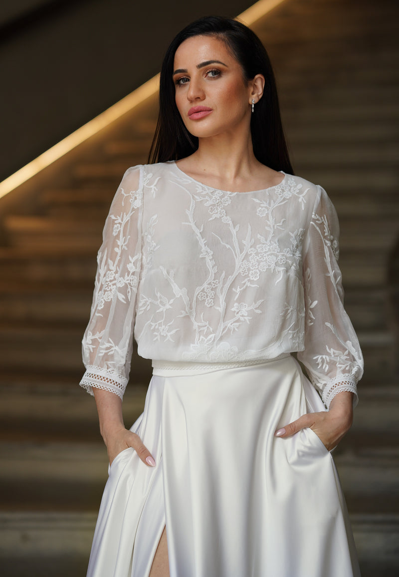 Haut de mariée ELARA – détail manches trois-quarts en soie brodée