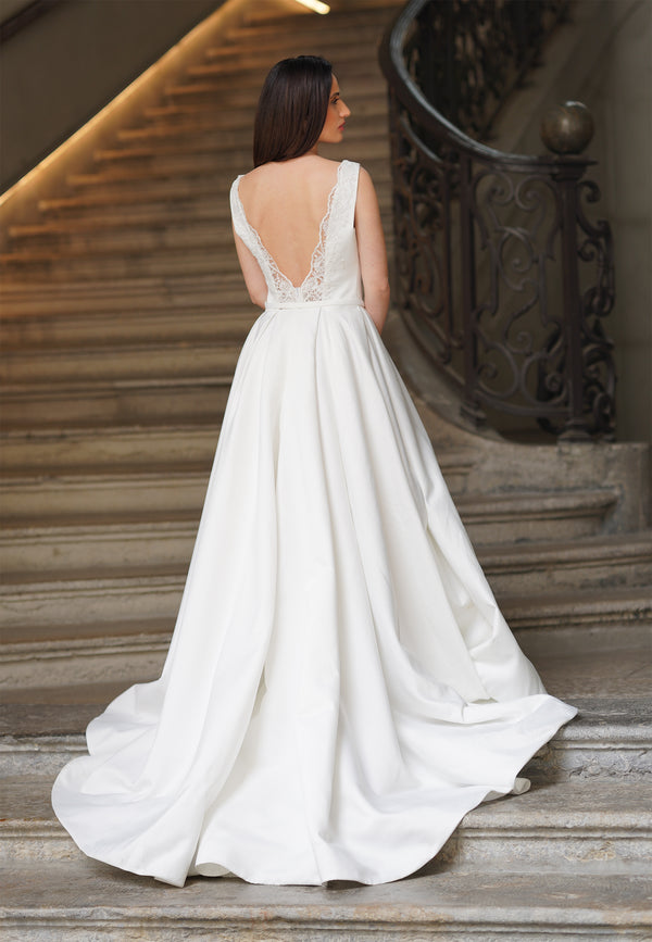 Robe de mariée ALMA – dos en V dentelle élégante, création AM LUX Couture