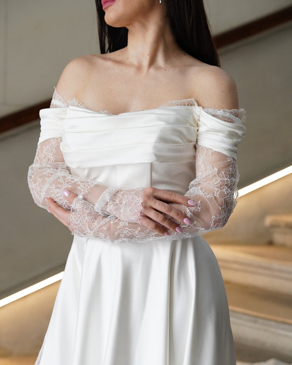 Robe de mariée AMAYA – bustier drapé et manches en dentelle transparente AM LUX Couture
